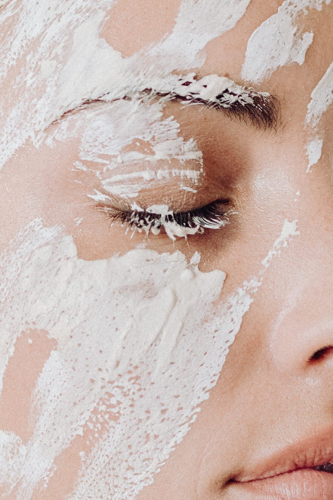 Feï powder poured into the palm of a hand